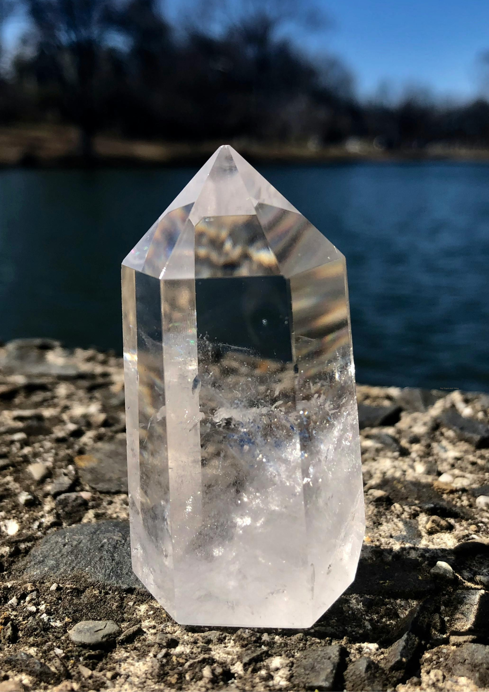 Trụ Thạch Anh Trắng-Có Nên Đeo Đá Phong Thủy Không?