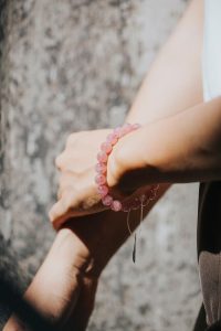 Cách đeo vòng tay Thạch Anh Hồng SOLUNA đúng cách để thu hút tình yêu.