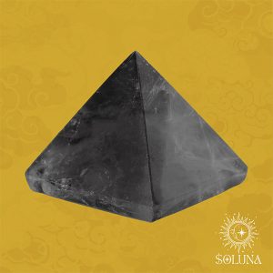 Kim tự tháp đá thạch anh đen