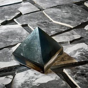 Kim Tự Tháp Thạch Anh Đen