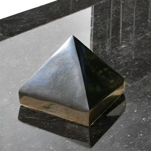 Kim Tự Tháp Thạch Anh Đen