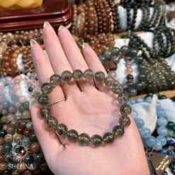 Vòng Đá Thạch Anh Tóc Đen tự nhiên có tác dụng mạnh mẽ trong việc trấn tà, loại bỏ những nguồn năng lượng xấu.