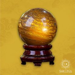 Quả Cầu Mắt Hổ Vàng Nâu SOLUNA, với hiệu ứng mắt mèo lấp lánh, chiêu tài lộc và tăng quyền lực cá nhân.