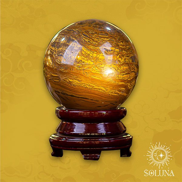 Quả Cầu Mắt Hổ Vàng Nâu SOLUNA, với hiệu ứng mắt mèo lấp lánh, chiêu tài lộc và tăng quyền lực cá nhân.