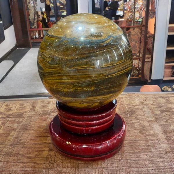 qua-cau-mat-ho-vang-nau1 Quả Cầu Mắt Hổ Vàng Nâu SOLUNA, với hiệu ứng mắt mèo lấp lánh, chiêu tài lộc và tăng quyền lực cá nhân.