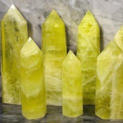 Trụ Thạch Anh Vàng (Citrine) tự nhiên, màu vàng kim rực rỡ, vật phẩm thu hút tài lộc và tăng cường quyền lực.