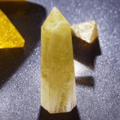 Trụ Thạch Anh Vàng (Citrine) tự nhiên, màu vàng kim rực rỡ, vật phẩm thu hút tài lộc và tăng cường quyền lực.